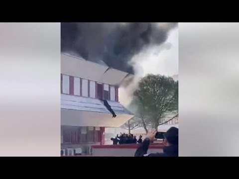 Roma, caserma dei carabinieri in fiamme: un militare si lancia dalla finestra