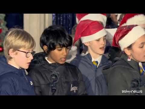 Boris Johnson accende l’albero di Natale davanti a Downing Street