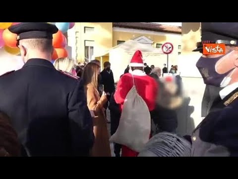 Al via allo Spallanzani i vaccini per i bambini, per loro giochi consegnati dalla polizia