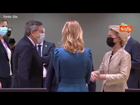 Draghi arriva al Consiglio europeo e saluta la presidente della Commissione