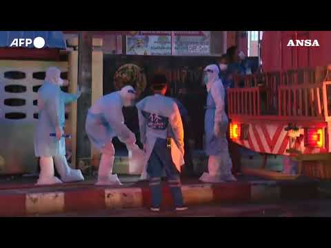 Thailandia, detenuti in rivolta per la diffusione del Covid incendiano il carcere