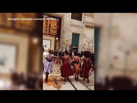 Can-can e Marsigliese per l’arrivo in stazione Centrale del primo Frecciarossa Milano-Parigi