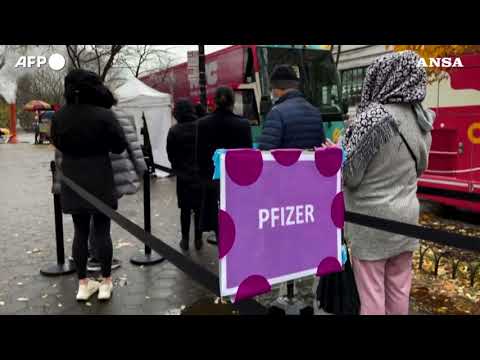 New York, lunghe file per il richiamo di vaccino anti-Covid al Museo di storia naturale