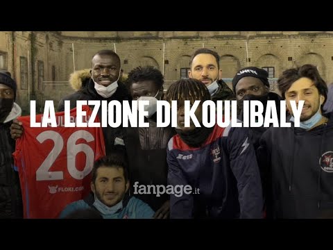 Koulibaly fa visita a una squadra di calcio di migranti a Napoli: “Combatto il razzismo anche per vo