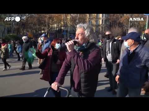 Barcellona, manifestanti in piazza per chiedere l’introduzione del catalano nelle scuole