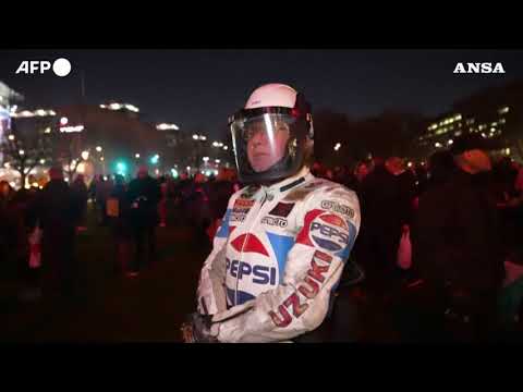 Copenaghen, “Men in Black” manifestano contro il  vaccino anti-Covid