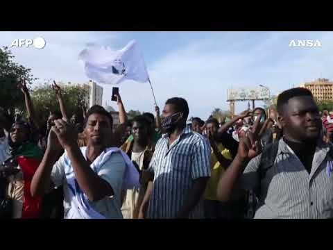 Sudan, lacrimogeni sui manifestanti in piazza contro il potere ai militarri