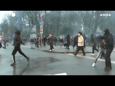 Covid, a Bruxelles  manifestanti lanciano pietre e petardi, la polizia carica
