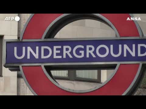 Omicron stravolge il Natale, il Regno Unito e’ alle corde