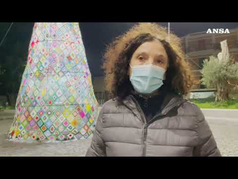 Napoli, albero di Natale ricorda le vittime del Covid con 1.483 pezzette ricamate