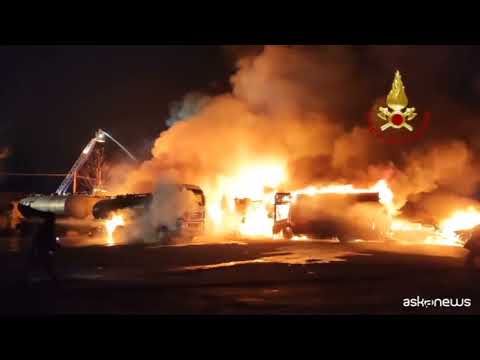 Incendio in un parcheggio a Milano: a fuoco 20 auto e container