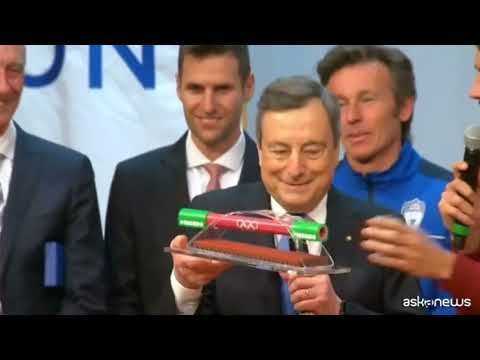 Draghi e la mini asta donata da Tamberi: questa riesco a saltarla