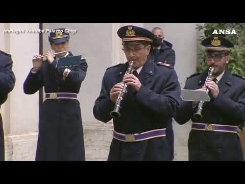 Prima visita in Italia per Olaf Scholz, a Palazzo Chigi risuonano gli inni nazionali