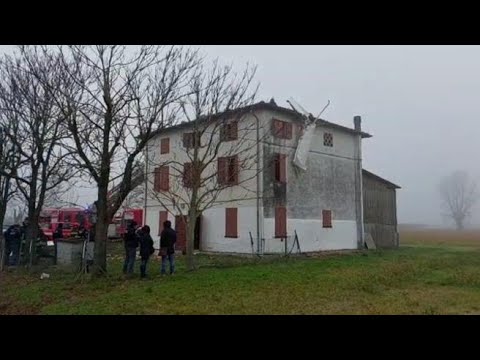 Modena, un ultraleggero si schianta contro il tetto di una casa
