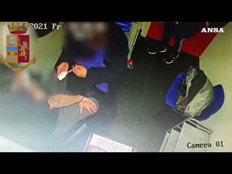 Svuotava la siringa prima di fare il vaccino, fermata infermiera: prendeva 100 euro a iniezione