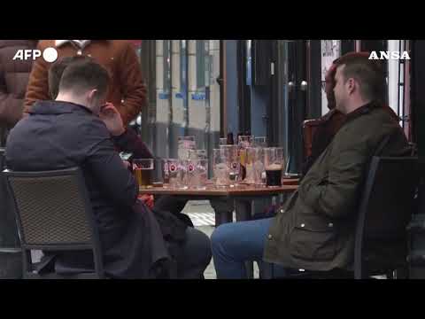 Londra, in molti restano a casa per la variante Omicron: ristoranti e pub in difficolta’