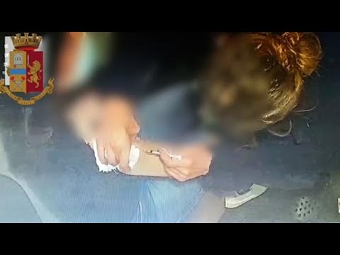 Vaccinazioni Covid false, l’infermiera svuota la siringa in una garza: tre fermi a Palermo