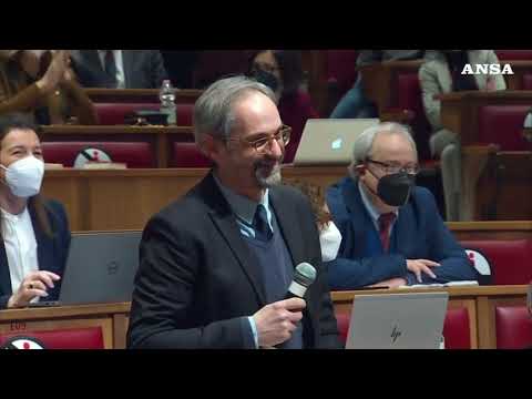 Giornalista: “Posso fare fare la domanda in inglese?” Draghi: “Certo, vada pure, traduco io”