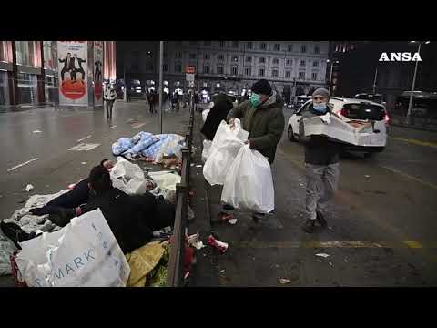 Lo street artist Harry Greb “Babbo Natale” solidale tra i clochard a Roma