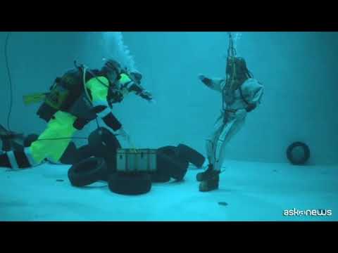 I Gondolieri sommozzatori di Venezia si immergono per beneficenza