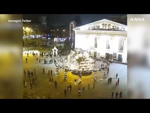 In Ucraina l’albero di Natale crolla all’improvviso