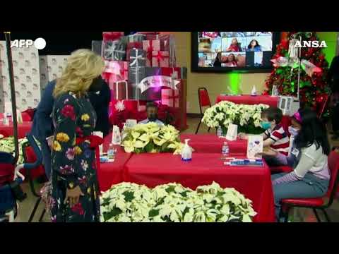 Usa, Jill e Joe Biden visitano i bambini in ospedale per Natale