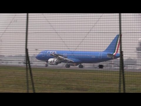 Ita Airways, atterrato a Milano il primo aereo azzurro: è dedicato a Paolo Rossi