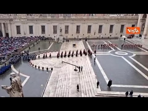 La benedizione Urbi et Orbi del Papa per il Natale in piazza San Pietro con la banda dei…