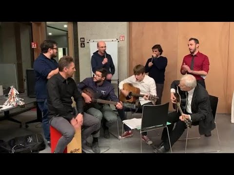 Il sindaco (Pd) di Reggio Emilia canta a una festa, polemiche dall’opposizione: «E le…