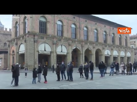 A Bologna in coda per il tampone: «Non abbiamo sintomi, è solo prevenzione. Vogliamo stare…