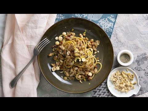 Spaghettoni al ragù di coniglio, nocciole e limone