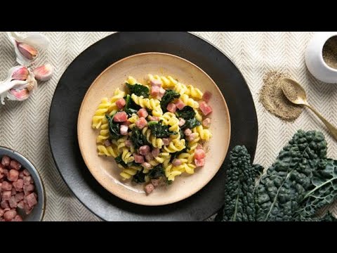 Pasta con cavolo nero e cubetti di pancetta leggeri