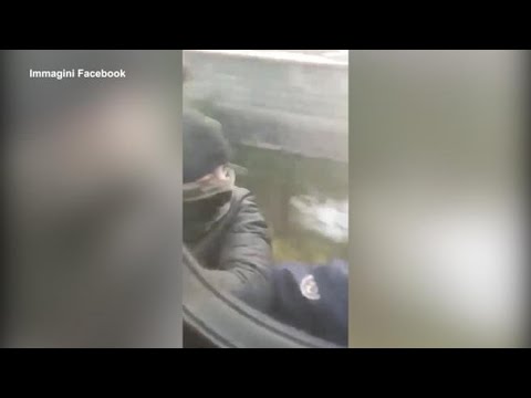 Aggrappati al treno in corsa: vengono scoperti e scappano lungo le rotaie