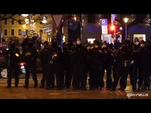 Corteo No-Vax a Monaco di Baviera sfida il divieto di manifestare