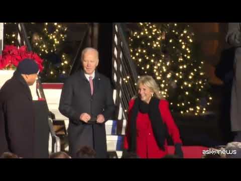 Joe e Jill Biden accendono l’albero di Natale alla Casa Bianca