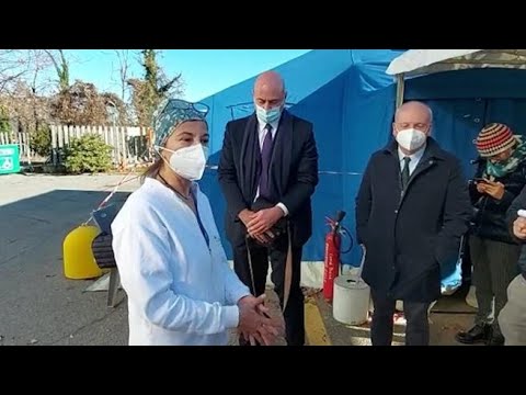 Col braccio in silicone a fare il vaccino, l’infermiera: «L’ha definito un costume di scena»