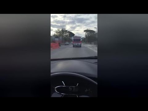 Covid, il negazionista che insegue l’ambulanza: «Le sirene sono finte»