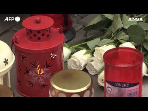 Germania, gli omaggi dei residenti alla famiglia trovata morta in casa vicino a Berlino