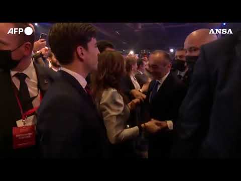 Francia, Zemmour aggredito durante il primo comizio