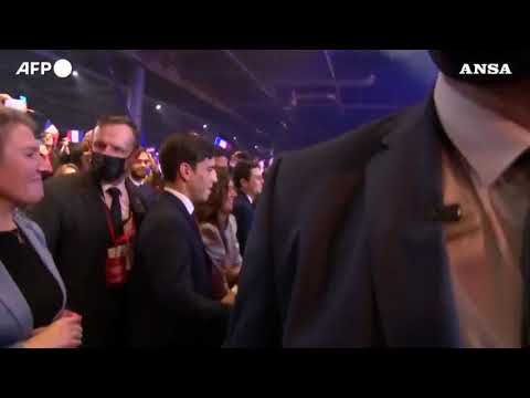 Francia, Zemmour afferrato al collo da un uomo durante il primo comizio