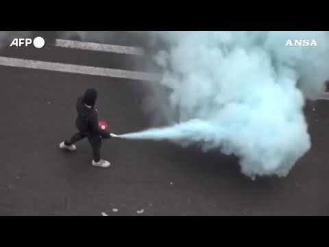 Bruxelles, tafferugli alla protesta contro le restrizioni anti-Covid