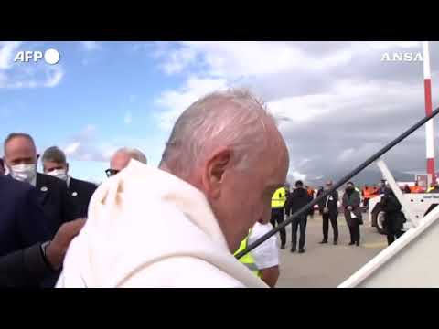 Il Papa inciampa sui gradini della scaletta dell’aereo ma non cade