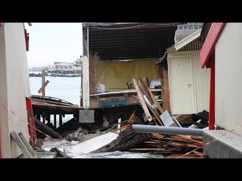 Ostia, violenta mareggiata sulla costa Levante: distrutti alcuni stabilimenti balneari