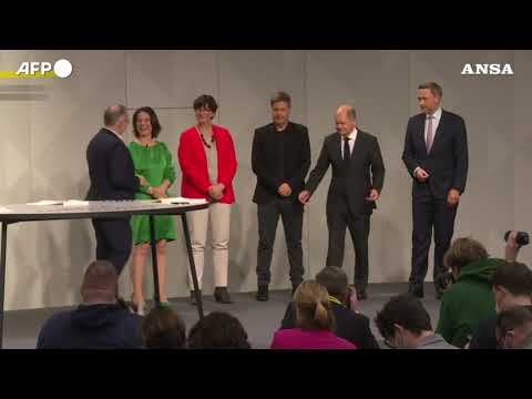 Germania, i leader dei partiti firmano l’accordo di coalizione