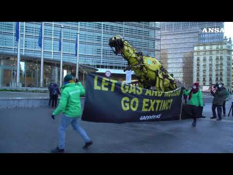 Greenpeace, installazione contro il gas e il nucleare “verdi”