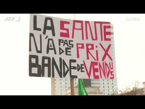 Belgio, operatori sanitari protestano contro obbligo vaccinale