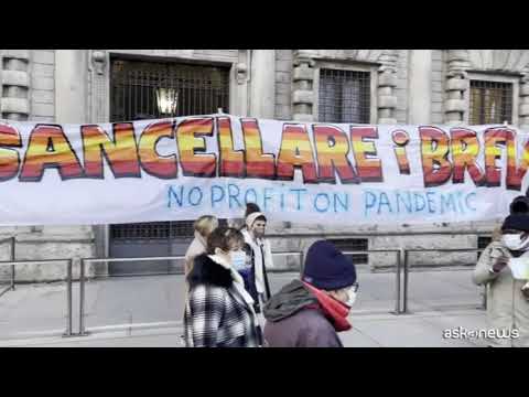 Prima della Scala, fuori proteste di sindacati e centri sociali