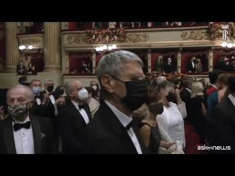 Mattarella alla Scala, 4 minuti di applausi e grida “Bis” in sala