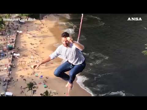 Brasile, Nathan Paulin percorre 1200 metri su slackline a picco sulla spiaggia di Rio