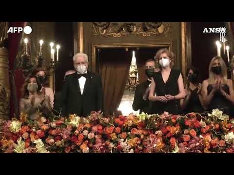 La prima alla Scala con il tributo a Mattarella